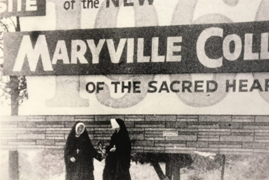 Sisters of the Sacred Heart in front of Maryville College sign