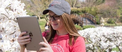 Maryville student using iPad to take video